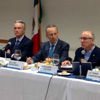 Martínez Mora firma compromisos ante empresarios