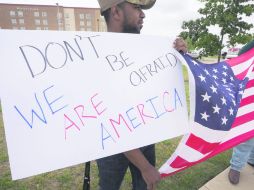 Estadounidenses se manifiestan cerca del Centro Curtis Culwell atacado el domingo, en Texas. “No tengas miedo; Somos América”. AP /