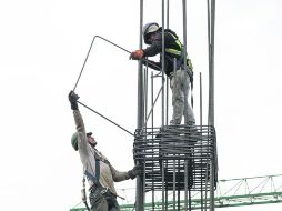 Mercado. Trabajadores forman la armazón de un castillo durante la construcción de las nuevas instalaciones. EL INFORMADOR / R. Tamayo
