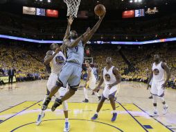 Tony Allen dispara bajo la marca de Andre Iguodala. AP / B. Margot