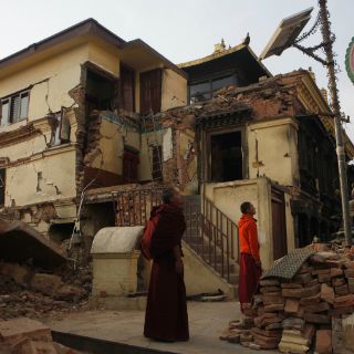 Ingenieros revisan casas dañadas por el sismo en Nepal