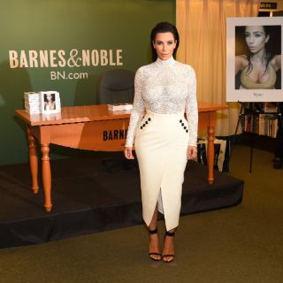 Kim Kardashian inicia gira de firma de autógrafos de 'Selfish'