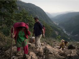 Nepalís realizan viajes de cinco horas desde de la región de Barpak,en la zona montañosa del Himalaya.La ONU busca dar ayuda constante. AP / N. Asfouri