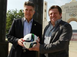 El técnico Miguel Herrera, con Héctor González, director de selecciones nacionales. NTX / ARCHIVO