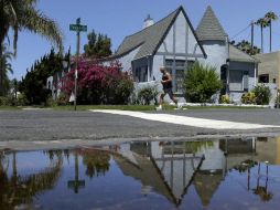 Autoridades estiman que cerca del 50 por ciento del uso residencial del agua ocurre en exteriores en actividades como jardinería. AP / G. Bull