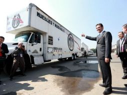 Códova da el banderazo de salida a los camiones con 700 toneladas de papelería que se distribuirá en todo el país ‎para los comicios. TWITTER / @INEMexico