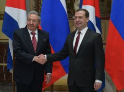 El ministro Dmitry Medvédev (d) y el presidente Raul Castro (i) hablarán sobre los acuerdos alcanzados en la visita de Putin a Cuba. AFP / A. Astafyev