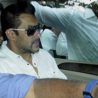 Condenan a estrella de Bollywood por atropellar a indigente