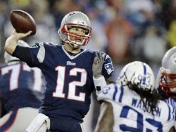 La NFL exige que los balones estén inflados entre 12.5 y 13.5 libras por pulgada cuadrada. AP / ARCHIVO