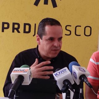 Enrique Velázquez apuesta por la educación de jóvenes