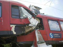 De acuerdo con las primeras investigaciones, el conductor de uno de los trenes no vio o no respetó la señal para detenerse. EFE / E. Scheriau