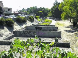 OLOR INSOPORTABLE. Los compradores y comensales que acuden al Mercado de Atemajac soportan los hedores que emanan del canal. EL INFORMADOR / E. Barrera