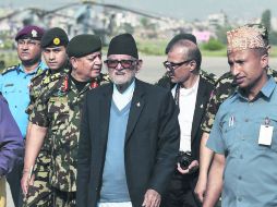 El primer ministro de Nepal, Sushil Koirala (centro), en su jornada de reconocimiento de daños. AFP /