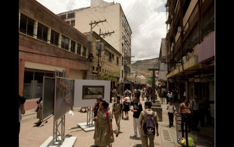 Calle de Tegucigalpa, Honduras. En Latinoamérica hay 400 millones de personas que viven con menos de 10 dólares al día. EFE / G. Amador