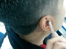 En ocasiones las personas se introducen cotonetes, incluso llaves, plumas, entre otros; lo cual puede lesionar el oído. EL INFORMADOR /
