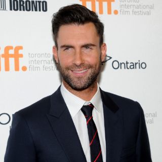 Adam Levine es agredido con 'bomba' de azúcar