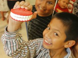 Los más pequeños deben ser auxiliados en la instrucción para mantener sus dientes limpios y sanos. AP / ARCHIVO