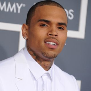 Chris Brown halla a mujer desnuda en su cama