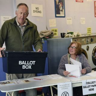 Británicos votan en las elecciones más disputadas