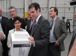 Presidente del INE, Lorenzo Córdova, da banderazo de salida a 7 millones 274 mil 460 papeletas electorales. NTX / G. Granados