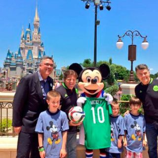 'Piojo' regala la camisa del Tri a Mickey Mouse
