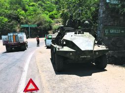 RETENES. Con tanquetas Panhard VCR artilladas el Ejército Mexicano efectúa retenes en carreteras de la Región Costa Sur de Jalisco. EL INFORMADOR /  U. Zamarroni