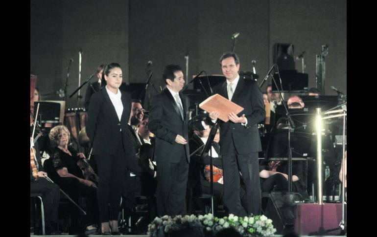 Destaca música como tejido social. Esteban Moctezuma Barragán recibe la presea por promoción cultural. EL INFORMADOR / A. Hinojosa