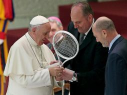 El presidente de la Federación Italiana de Tenis, Angelo Binaghi, le regala una raqueta al Santo Padre. EFE / A. Di Meo