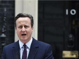 Cameron da un breve mensaje de cuatro minutos en las puertas de la residencia oficial del número 10 de Downing Street. EFE / A. Rain