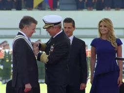 El presidente Juan Manuel Santos recibe condecoraciones de parte de los secretarios de Defensa y Marina (foto). YOUTUBE / Gobierno de la República