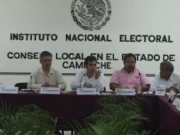 El presidente del INE (centro) durante la reunión con consejeros electorales de Yucatán y Campeche. TWITTER / @ArturoSanchezG