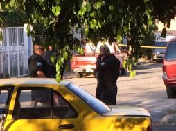 Según se presume, quienes le asesinaro huyen en un vehículo Volkswagen; autoridades investigan el hecho. ESPECIAL /