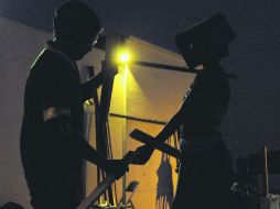 Para la obra se construyó una estructura que reta a los integrantes del grupo a hacer movimientos más limpios, intensos y precisos. ESPECIAL /  Compañía La Resistencia