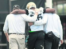 Dante Fowler Jr. sale del campo tras lesionarse en el primer día de entrenamientos. AP / F. Ruchalski