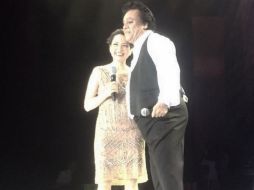 Natalia Lafourcade comparte el escenario con Juan Gabriel, siendo la invitada de honor de la noche. INSTAGRAM / natalialafourcade