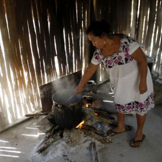 Madres mayas inician labores en el silencio de la noche