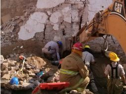 Protección Civil y peritos forenses laboran en el lugar para evaluar los riesgos y determinar las causas del derrumbe. EL INFORMADOR /