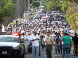 Todos los asistentes visten de blanco, tal como lo planteaba la convocatoria. EL INFORMADOR / A. Hinojosa