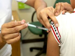 Continúan con la investigación de la causa de las reacciones de las vacunas. NTX / ARCHIVO