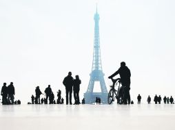 La sombra del peatón ocioso que hace ciudad al andar, tras casi dos siglos, aún asfalta las calles de París. AFP / T. Coex