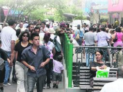 Andador Colón. Un transitado paso de peatones se inunda cada día, de Sol a Sol, con el ruido de la vida. EL INFORMADOR / A. Muñiz