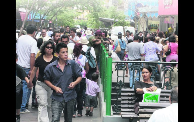 Andador Colón. Un transitado paso de peatones se inunda cada día, de Sol a Sol, con el ruido de la vida. EL INFORMADOR / A. Muñiz
