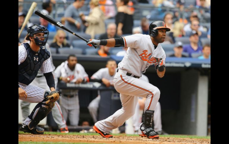 El dominicano De Aza batea su bambinazo productor de dos carreras. AFP / A. Bello