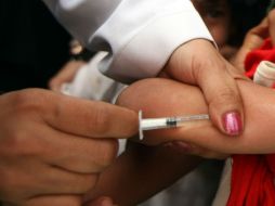 Únicamente se ha suspendido, de manera preventiva, la aplicación de vacunas de los lotes en cuestión. AFP / ARCHIVO