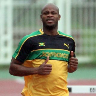 Asafa Powell consigue la mejor marca del año en 100 metros