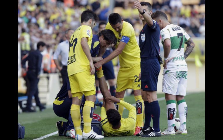 Jonathan dos Santos abandonó el juego al 59 con problemas en la pierna izquierda. EFE / D. Castelló