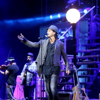 Ricardo Arjona complace a sus compatriotas en concierto