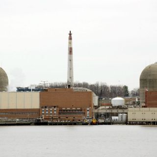 Incendio en central nuclear de NY provoca vertido de crudo en río Hudson