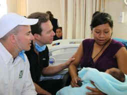 El gobernador y director de IMSS visitaron cada una de las camas de los niños para asegurarse de la atención que reciben. NTX / ESPECIAL