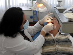 Aconsejan acudir al dentista cuando menos una vez cada seis meses para prevenir alguna enfemedad. EL INFORMADOR / ARCHIVO
